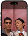Ekran iPhone’a 17 Pro prezentujący funkcję Centrum uwagi w zdjęciach i sposób robienia grupowego selfie, widać zaznaczone twarze poszczególnych osób